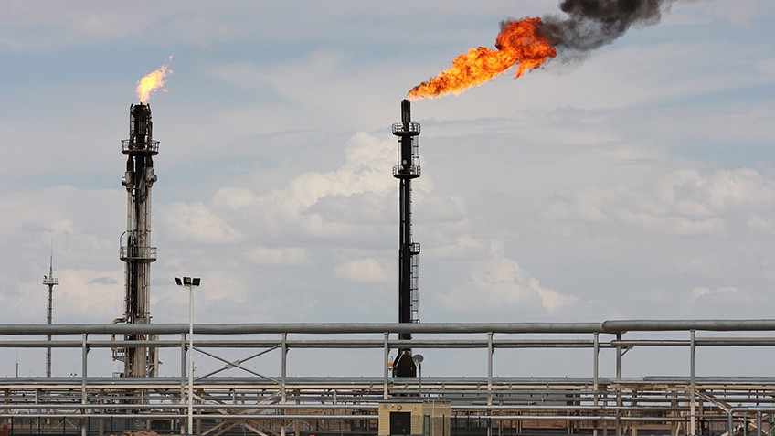 Нефть газ 2016. Факел сжигания попутного газа. Попутный нефтяной ГАЗ. Факел попутного нефтяного газа. Попутный нефтяной ГАЗ факельное сжигание.
